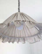 Suspension Emilia en tissu à fines rayures olive et blanches, volant plissé main, fabriquée en France par Hautlalampe