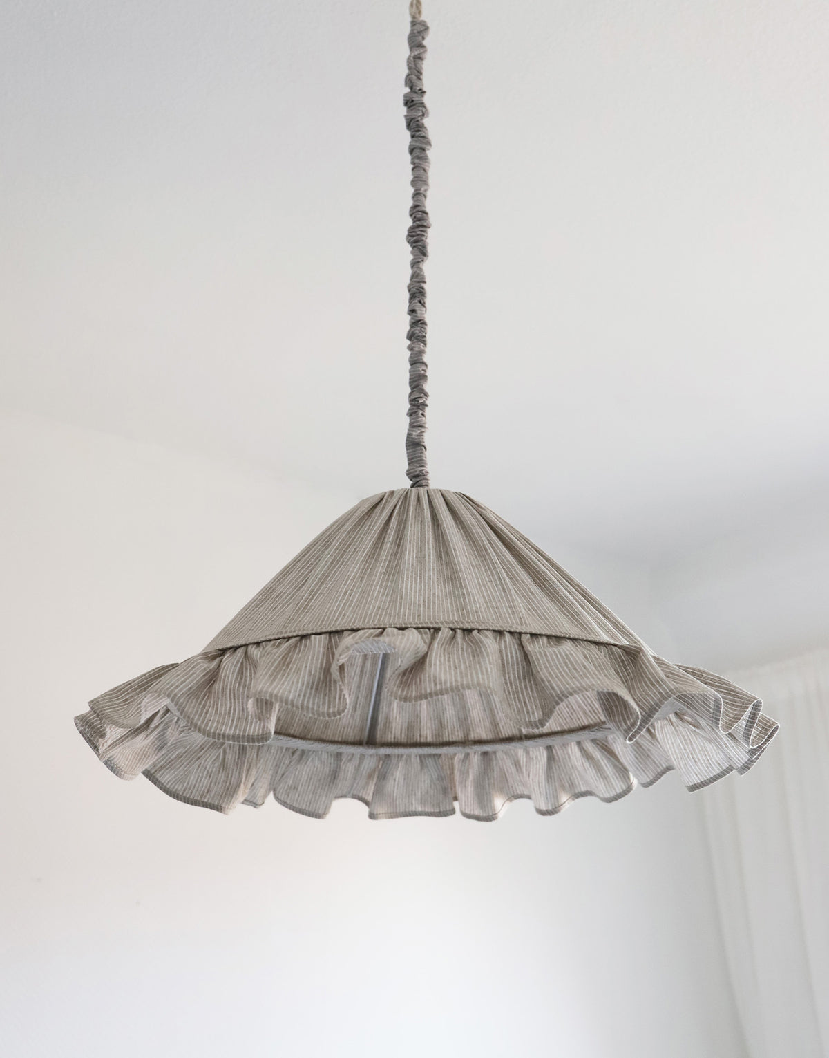 Suspension Emilia en tissu à fines rayures olive et blanches, volant plissé main, fabriquée en France par Hautlalampe