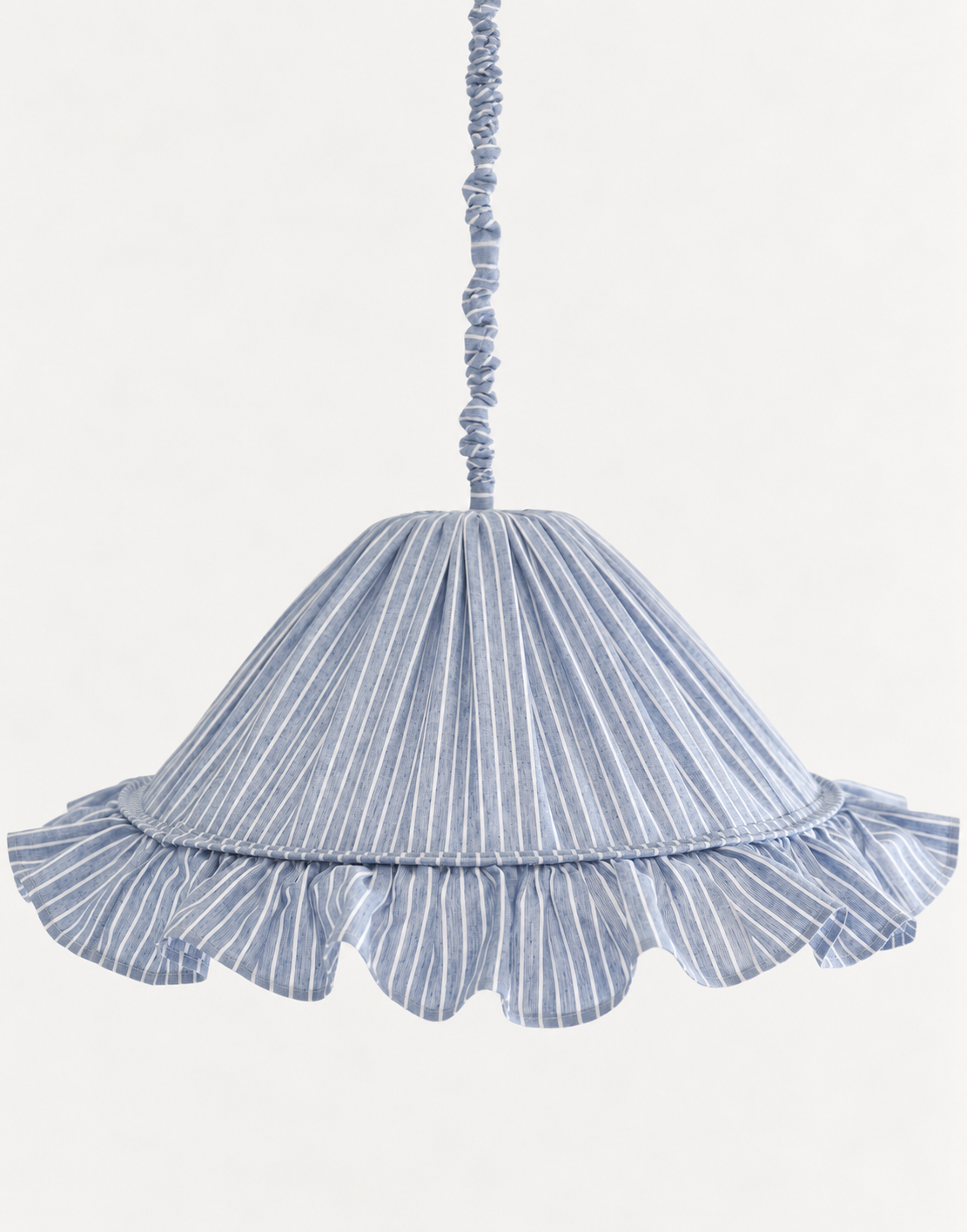 Suspension Emilia en tissu rayé bleu et blanc à volant plissé main, fabriquée en France par Hautlalampe