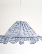 Suspension Emilia en tissu rayé bleu et blanc à volant plissé main, fabriquée en France par Hautlalampe