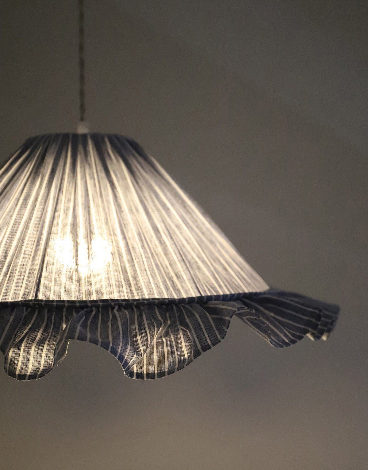 Suspension Emilia en tissu rayé bleu et blanc à volant plissé main, fabriquée en France par Hautlalampe