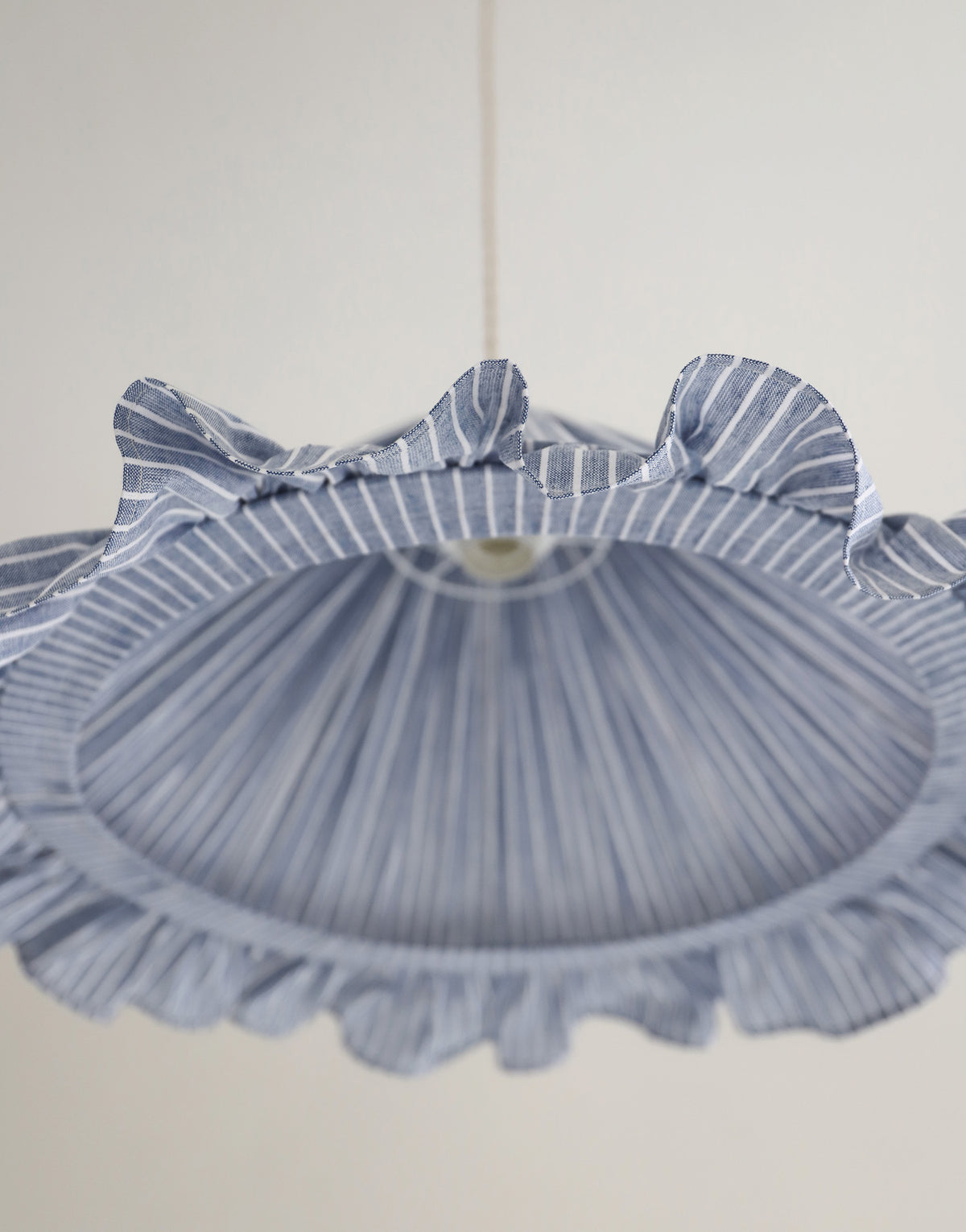 Suspension Emilia en tissu rayé bleu et blanc à volant plissé main, fabriquée en France par Hautlalampe