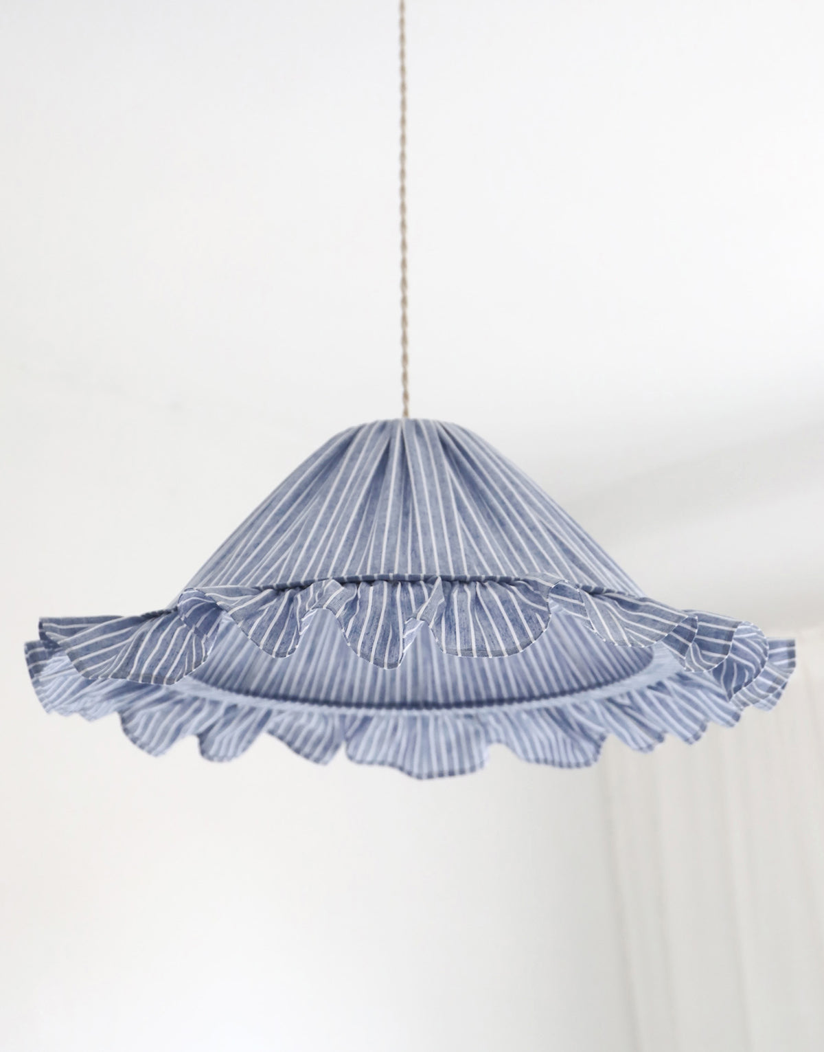 Suspension Emilia en tissu rayé bleu et blanc à volant plissé main, fabriquée en France par Hautlalampe
