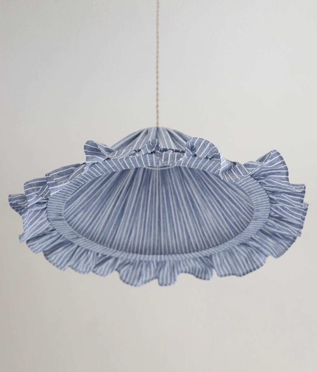 Suspension Emilia en tissu rayé bleu et blanc à volant plissé main, fabriquée en France par Hautlalampe