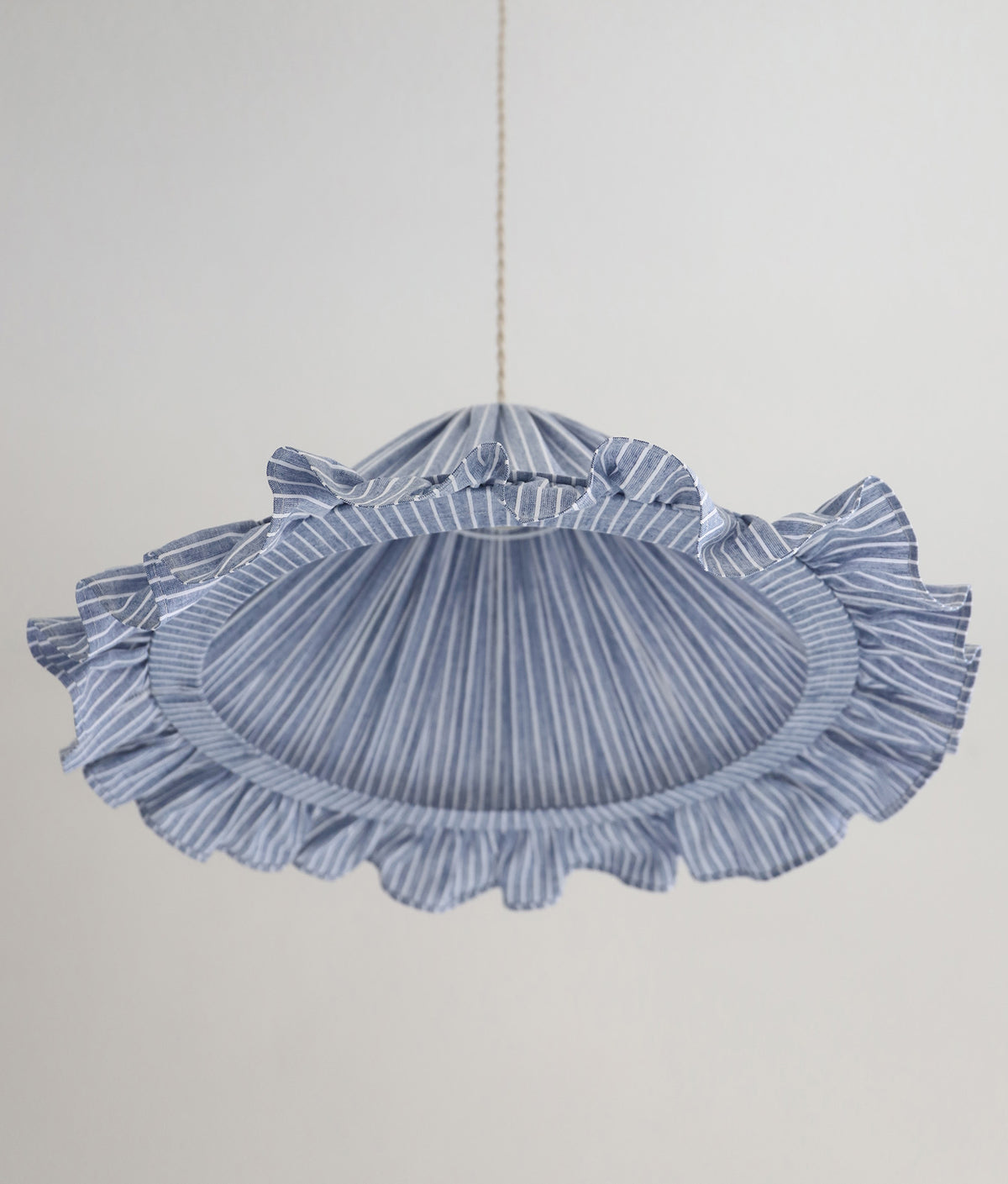 Suspension Emilia en tissu rayé bleu et blanc à volant plissé main, fabriquée en France par Hautlalampe