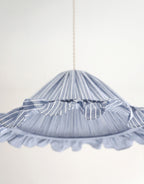 Suspension Emilia en tissu rayé bleu et blanc à volant plissé main, fabriquée en France par Hautlalampe