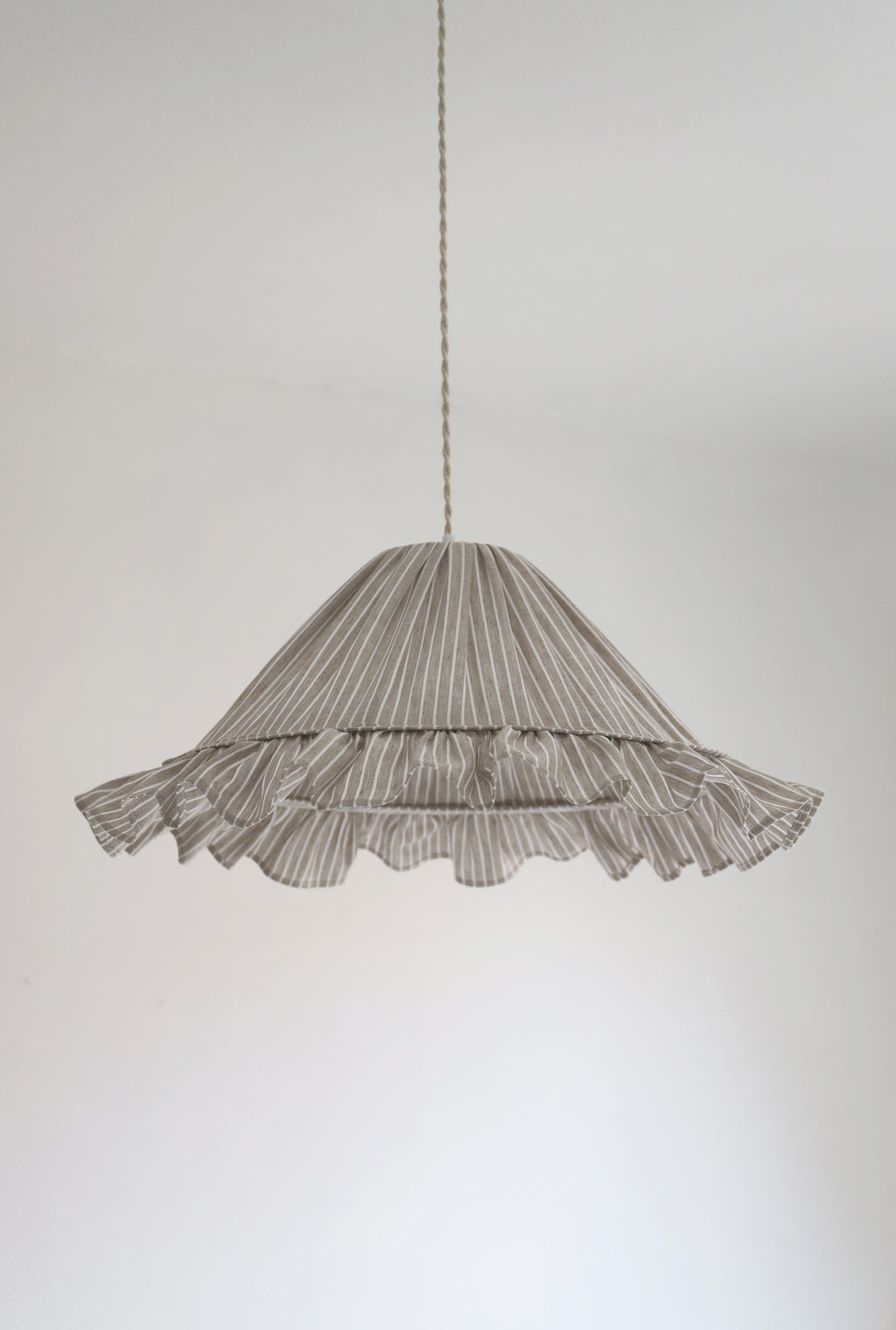 Suspension Emilia en tissu rayé olive et blanc à volant plissé main, fabriquée en France par Hautlalampe