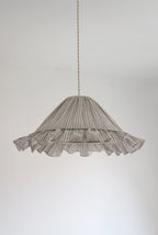 Suspension Emilia en tissu rayé olive et blanc à volant plissé main, fabriquée en France par Hautlalampe