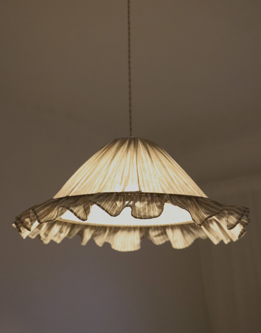 Suspension Emilia en tissu rayé olive et blanc à volant plissé main, fabriquée en France par Hautlalampe