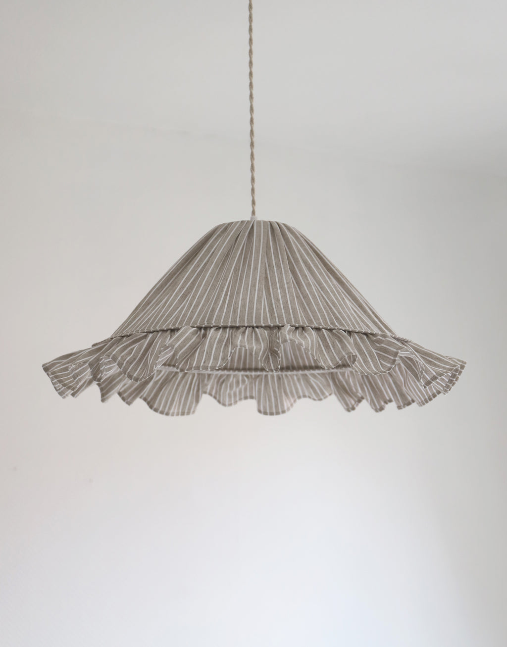 Suspension Emilia en tissu rayé olive et blanc à volant plissé main, fabriquée en France par Hautlalampe