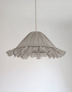 Suspension Emilia en tissu rayé olive et blanc à volant plissé main, fabriquée en France par Hautlalampe