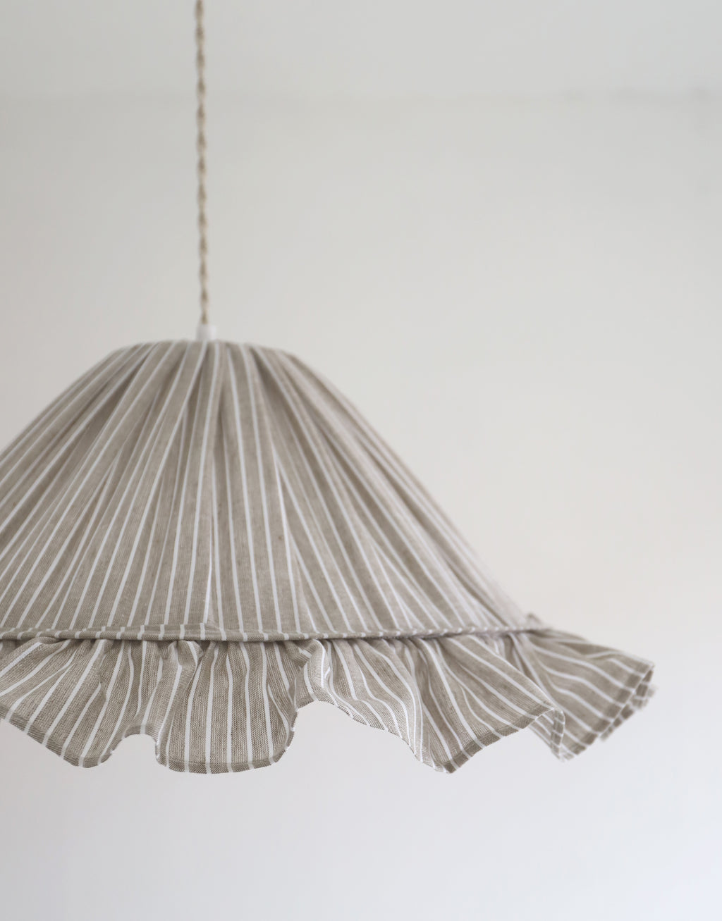Suspension Emilia en tissu rayé olive et blanc à volant plissé main, fabriquée en France par Hautlalampe