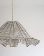 Suspension Emilia en tissu rayé olive et blanc à volant plissé main, fabriquée en France par Hautlalampe