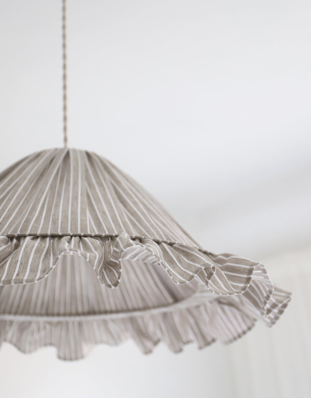 Suspension Emilia en tissu rayé olive et blanc à volant plissé main, fabriquée en France par Hautlalampe