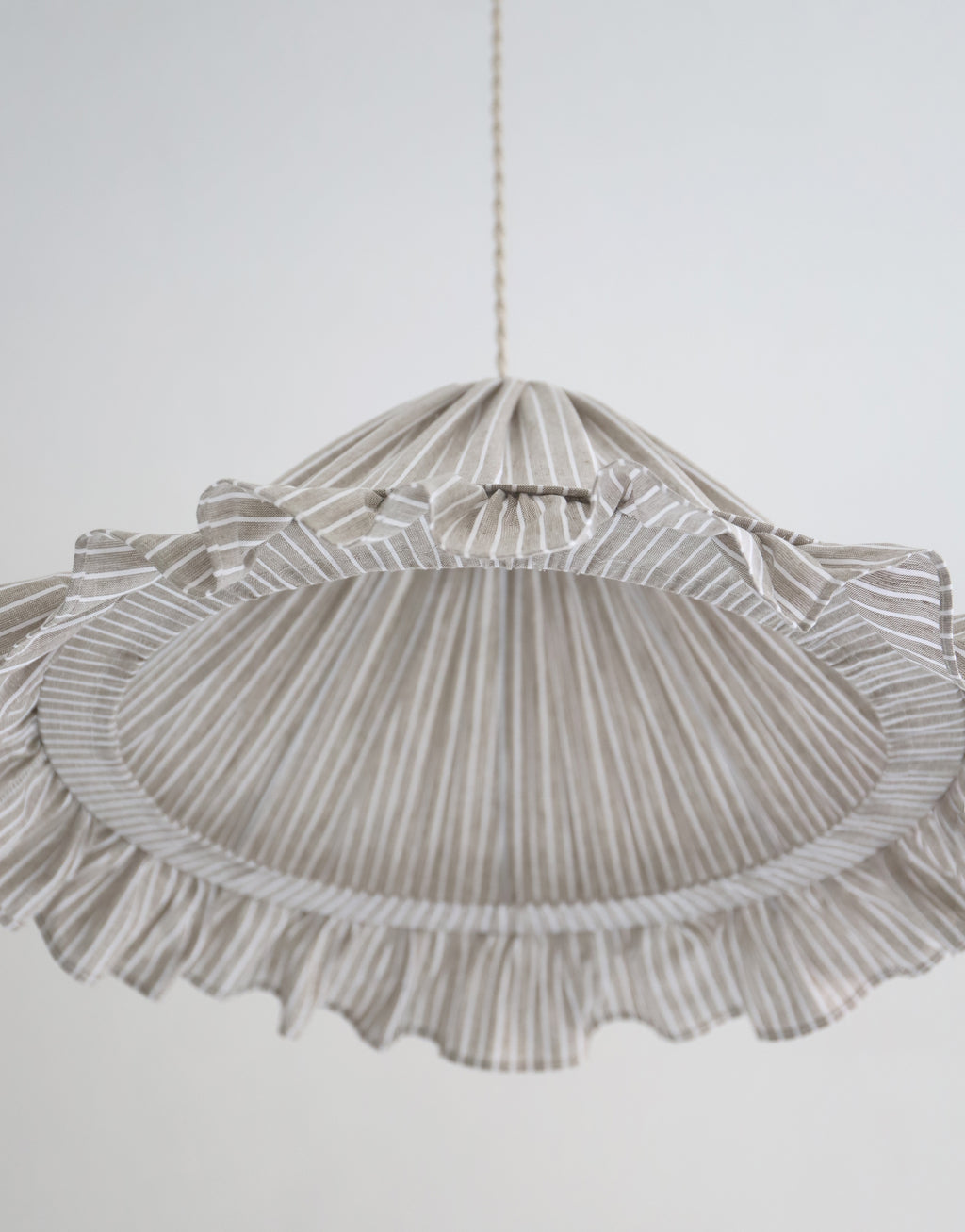 Suspension Emilia en tissu rayé olive et blanc à volant plissé main, fabriquée en France par Hautlalampe