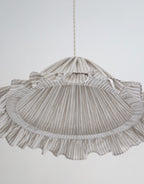 Suspension Emilia en tissu rayé olive et blanc à volant plissé main, fabriquée en France par Hautlalampe