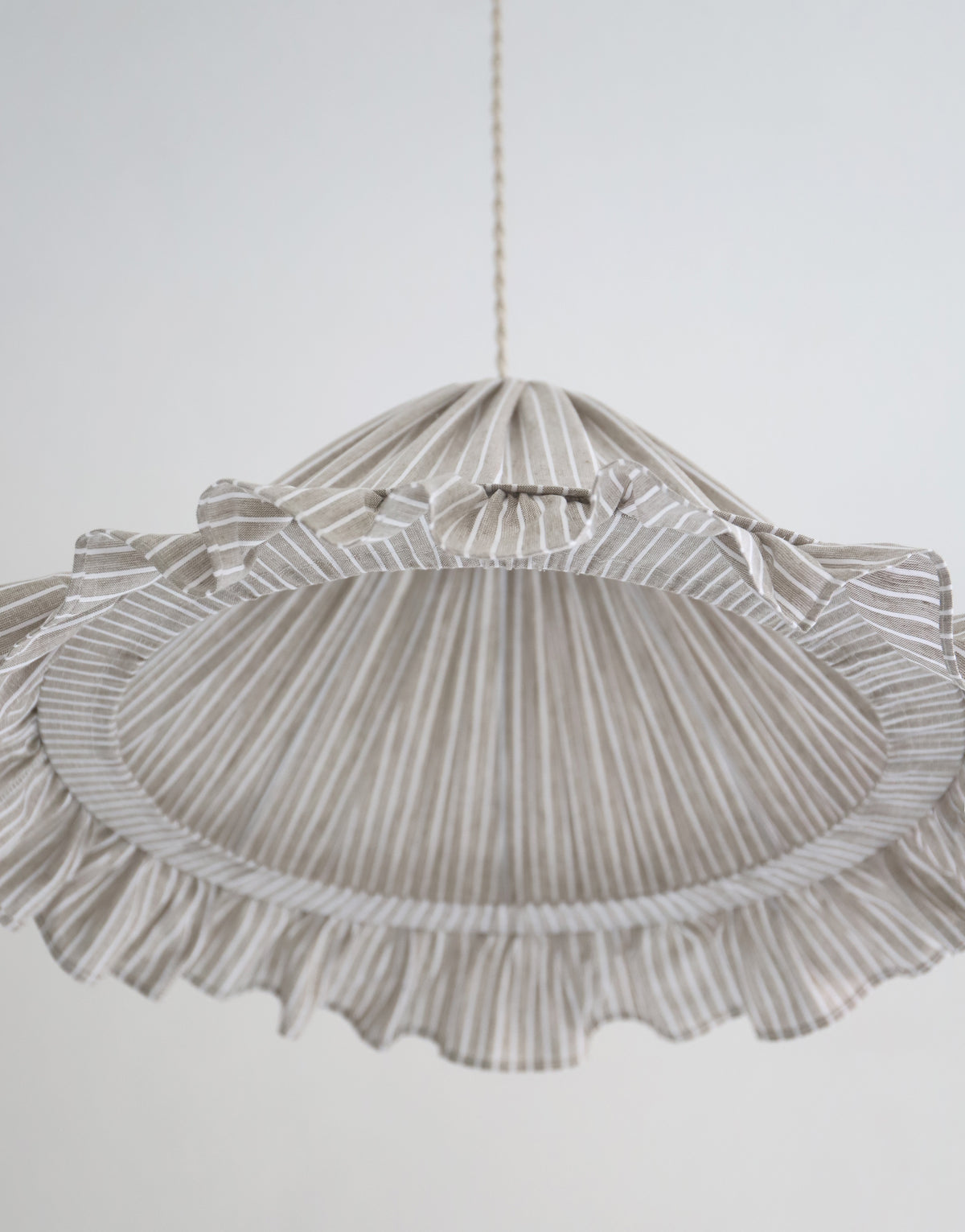 Suspension Emilia en tissu rayé olive et blanc à volant plissé main, fabriquée en France par Hautlalampe