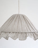 Suspension Emilia en tissu rayé olive et blanc à volant plissé main, fabriquée en France par Hautlalampe
