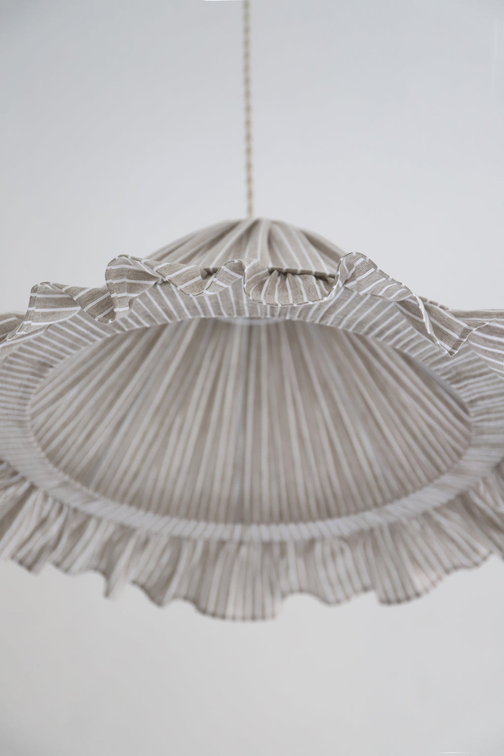 Suspension Emilia en tissu rayé olive et blanc à volant plissé main, fabriquée en France par Hautlalampe
