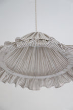 Suspension Emilia en tissu rayé olive et blanc à volant plissé main, fabriquée en France par Hautlalampe