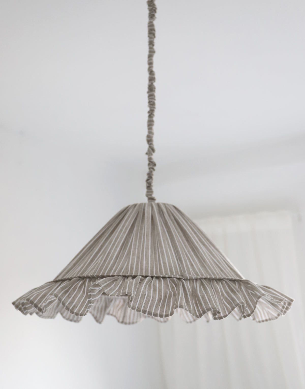 Suspension Emilia en tissu rayé olive et blanc à volant plissé main, fabriquée en France par Hautlalampe