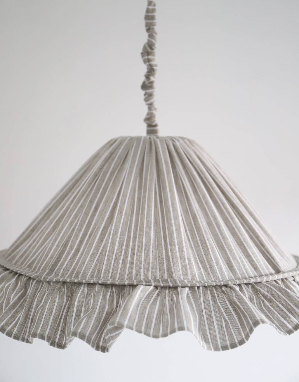 Suspension Emilia en tissu rayé olive et blanc à volant plissé main, fabriquée en France par Hautlalampe