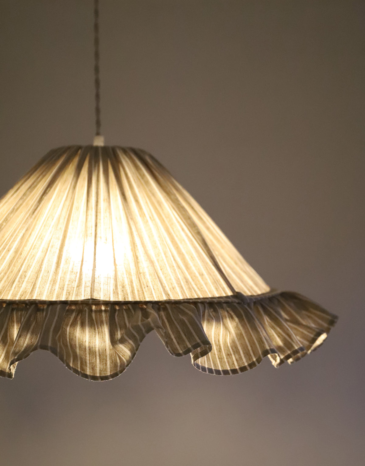 Suspension Emilia en tissu rayé olive et blanc à volant plissé main, fabriquée en France par Hautlalampe