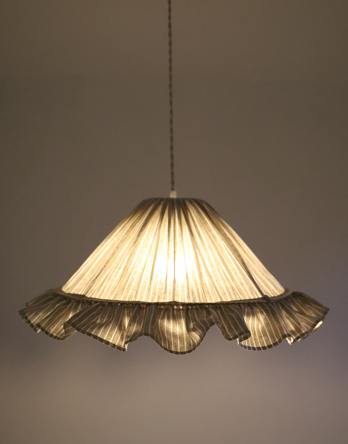 Suspension Emilia en tissu rayé olive et blanc à volant plissé main, fabriquée en France par Hautlalampe