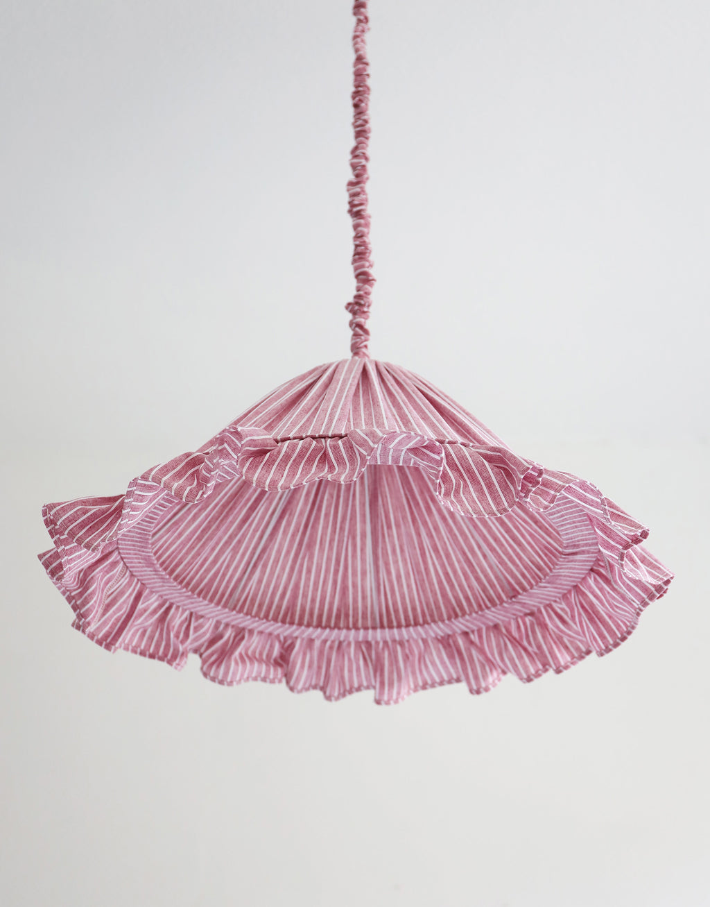 Suspension Emilia en tissu rayé rouge et blanc à volant plissé main, fabriquée en France par Hautlalampe
