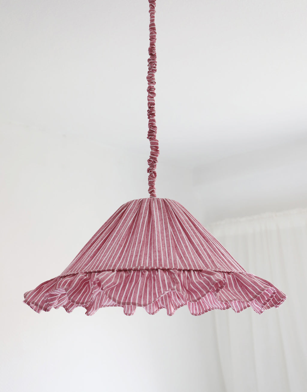 Suspension Emilia en tissu rayé rouge et blanc à volant plissé main, fabriquée en France par Hautlalampe