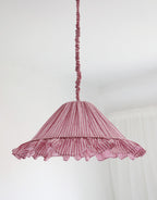 Suspension Emilia en tissu rayé rouge et blanc à volant plissé main, fabriquée en France par Hautlalampe