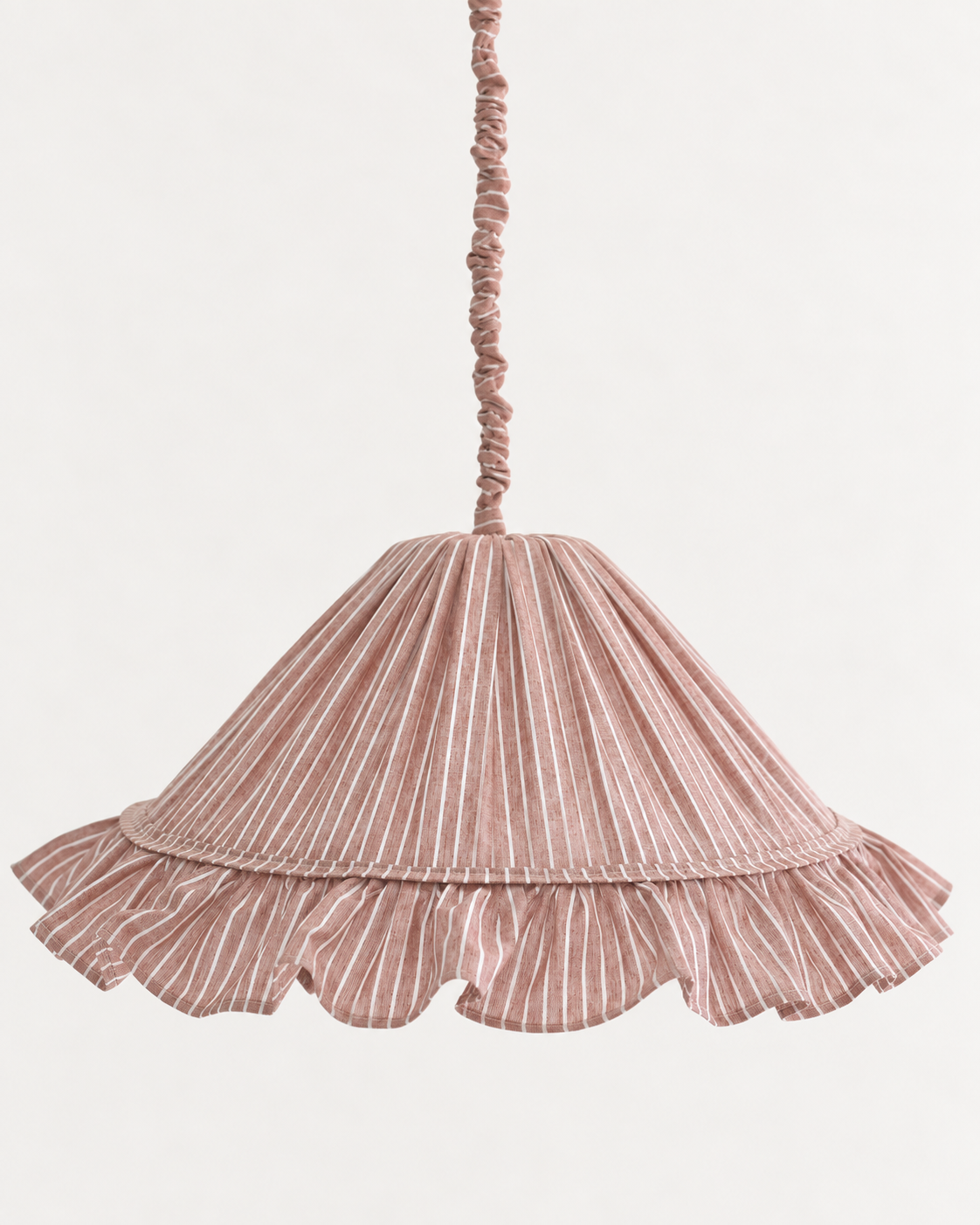 Suspension Emilia en tissu rayé terracotta et blanc à volant plissé main, fabriquée en France par Hautlalampe