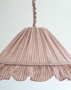 Suspension Emilia en tissu rayé terracotta et blanc à volant plissé main, fabriquée en France par Hautlalampe