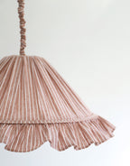 Suspension Emilia en tissu rayé terracotta et blanc à volant plissé main, fabriquée en France par Hautlalampe