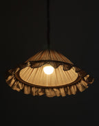 Suspension Emilia en tissu rayé terracotta et blanc à volant plissé main, fabriquée en France par Hautlalampe