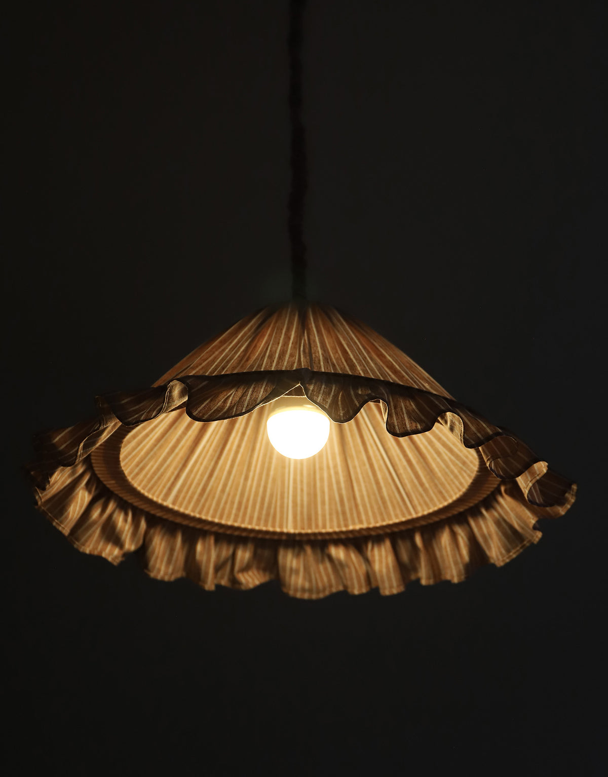 Suspension Emilia en tissu rayé terracotta et blanc à volant plissé main, fabriquée en France par Hautlalampe