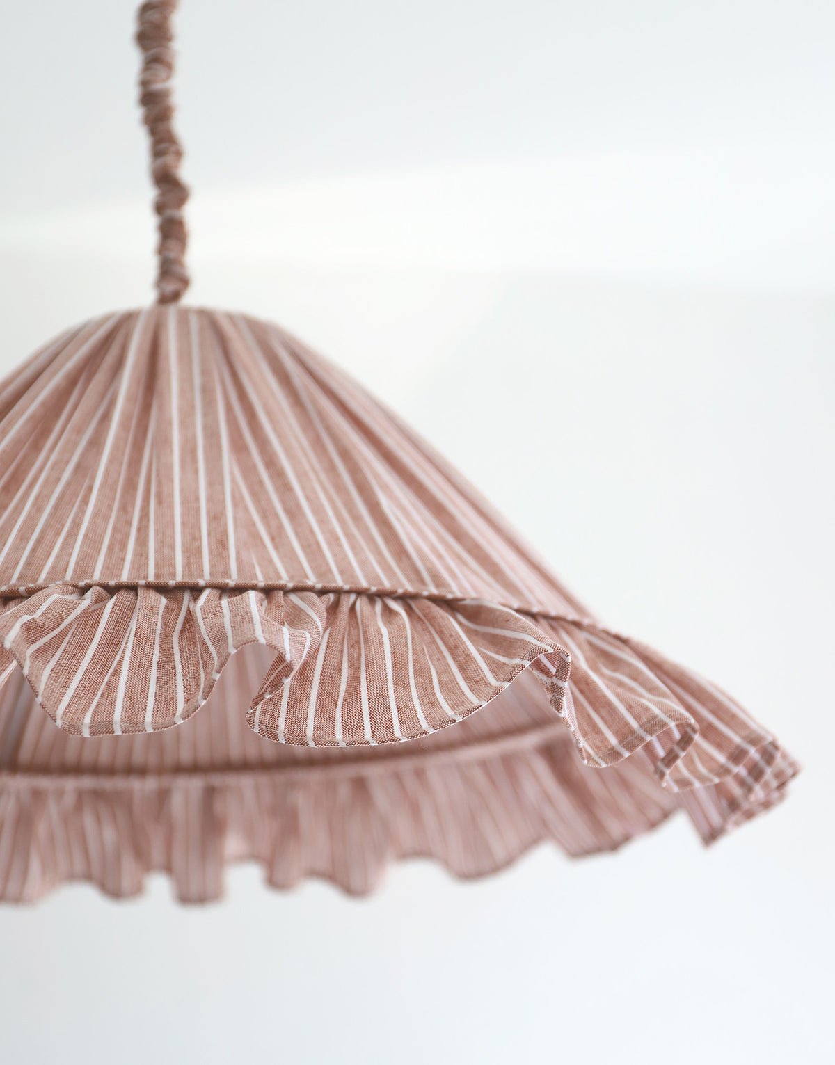 Suspension Emilia en tissu rayé terracotta et blanc à volant plissé main, fabriquée en France par Hautlalampe