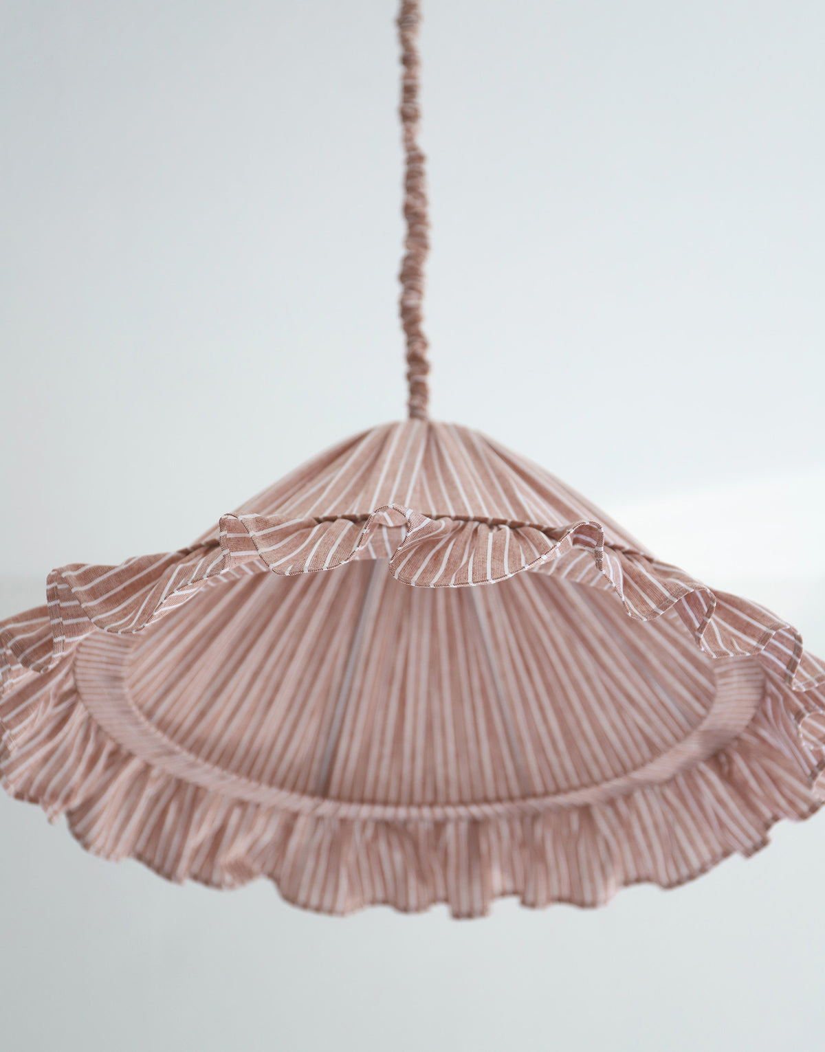 Suspension Emilia en tissu rayé terracotta et blanc à volant plissé main, fabriquée en France par Hautlalampe