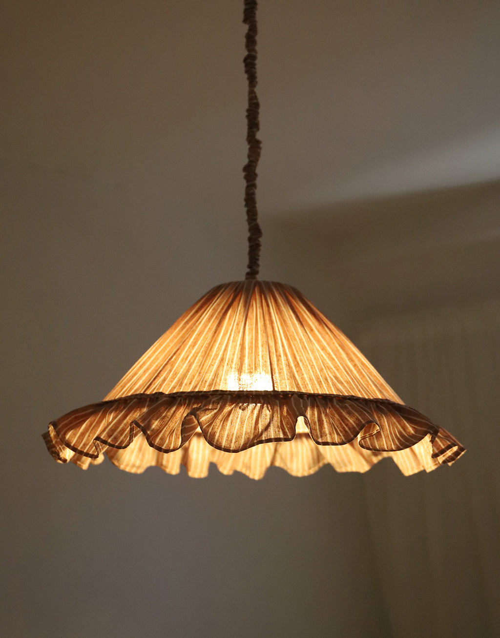 Suspension Emilia en tissu rayé terracotta et blanc à volant plissé main, fabriquée en France par Hautlalampe