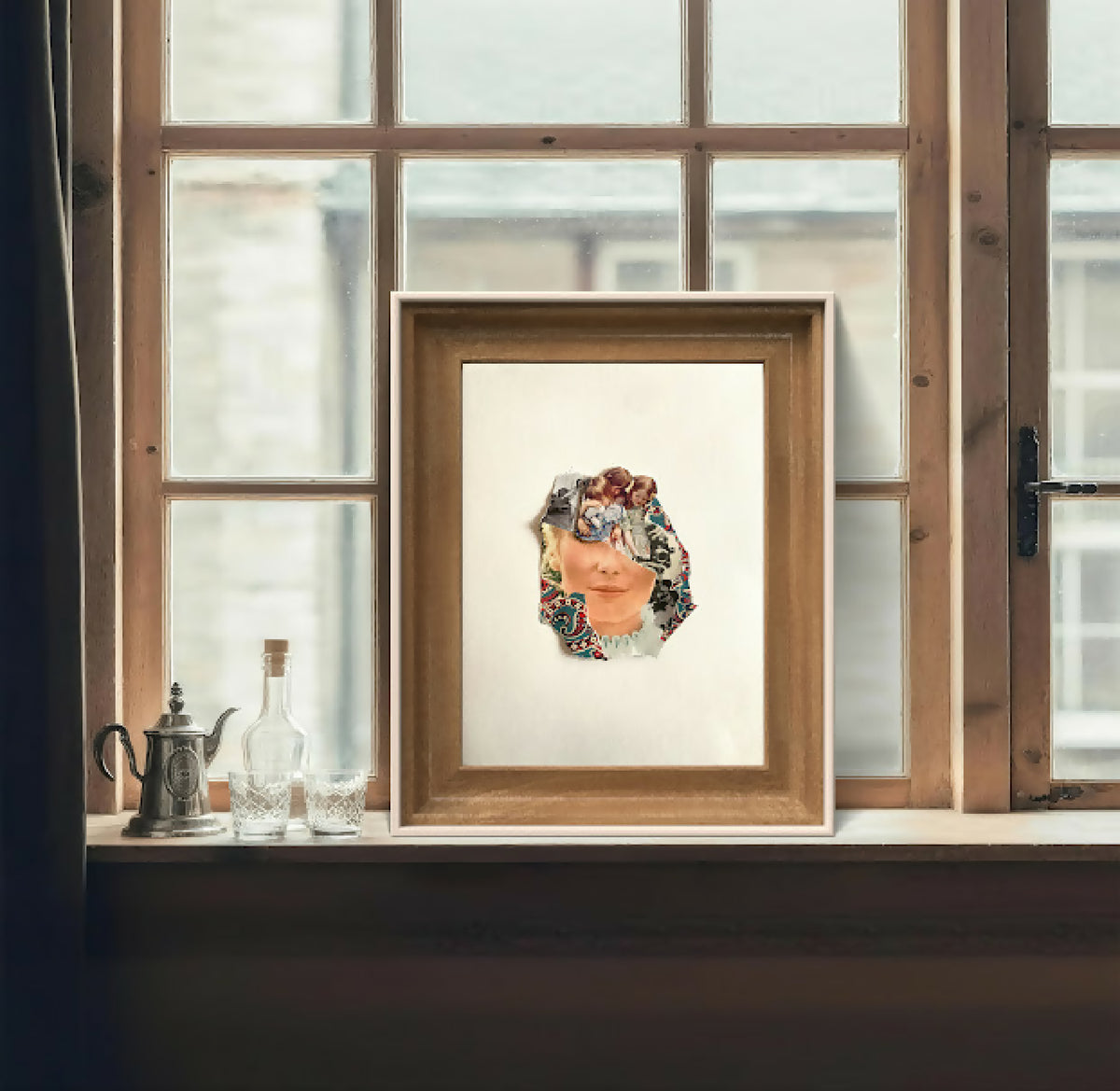 Tableau portrait encadré en bois, petit format avec visage en collage au centre