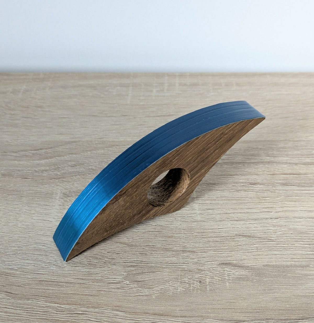 Marque-page en forme de bague en bois, marqueterie bleue roi, vu de côté