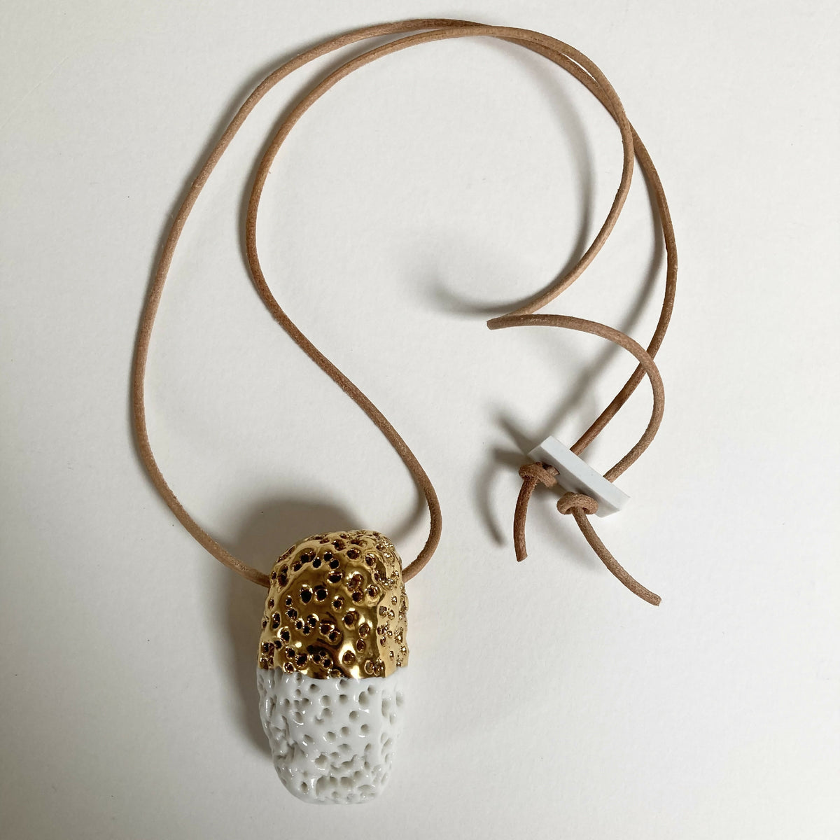 Collier en cuir marron avec pendentif porcelaine, ruban avec attache blanche