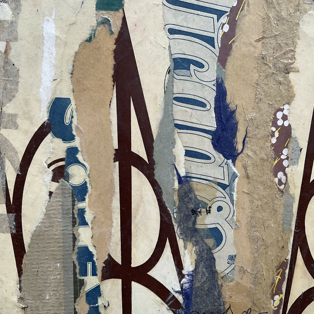 Collage sur bois ARGILE en cercle, gros plan motifs bleus et bruns, traits courbes.