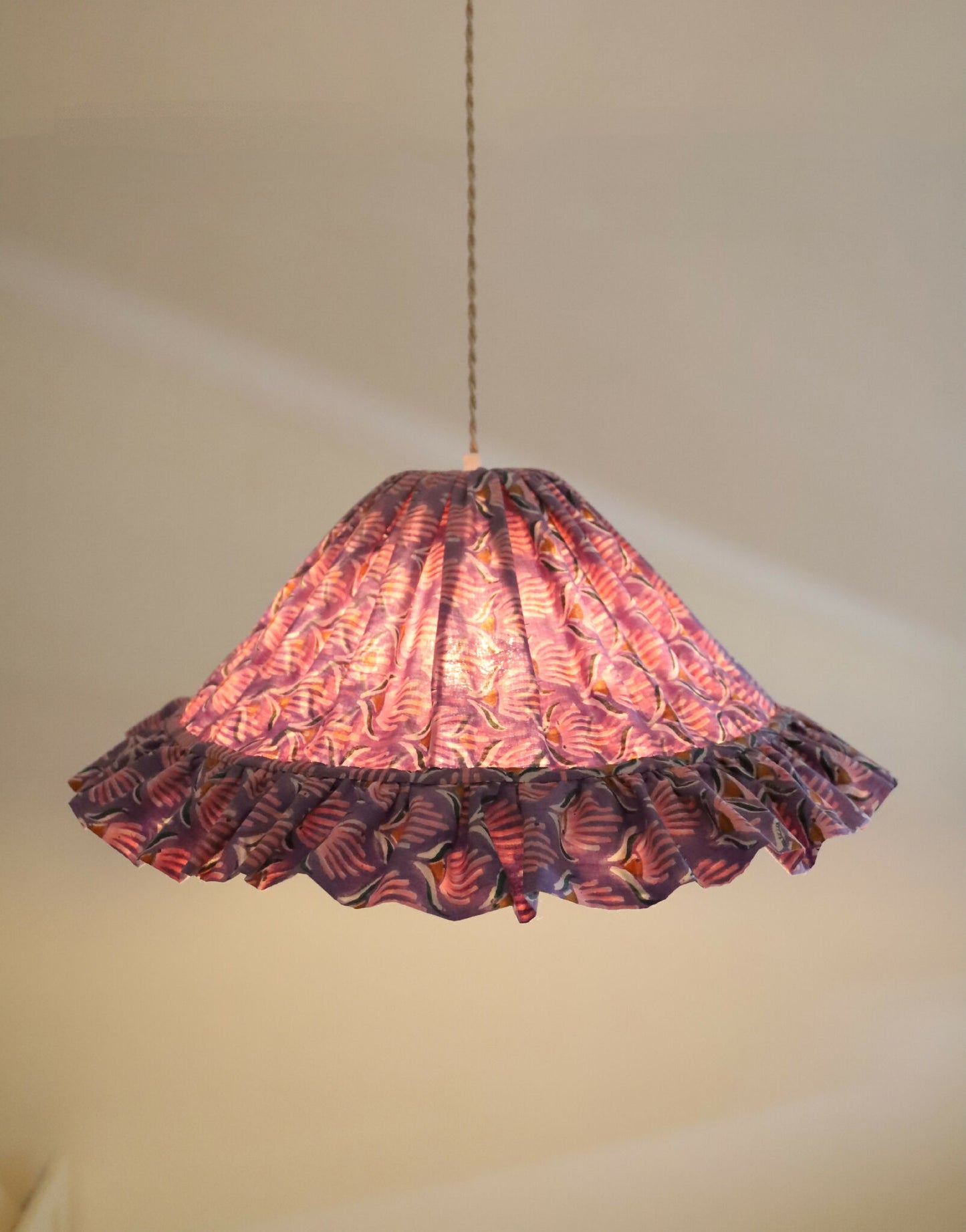 Suspension conique Emilia « Purple Shell Flowers », luminaire artisanal