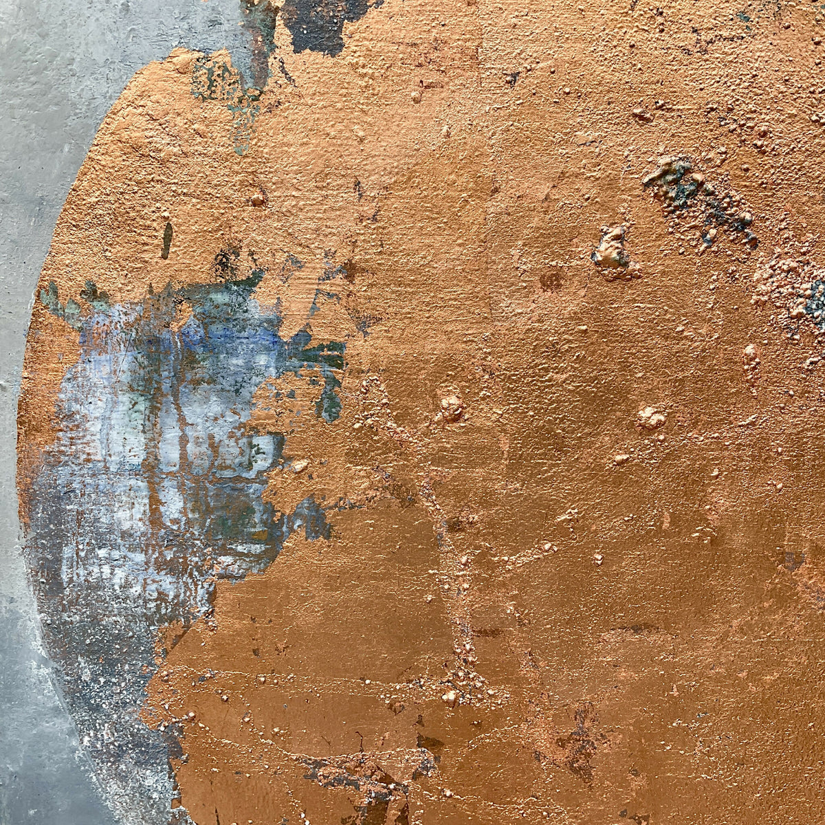 Tableau SÉLÉNÉ rond, surface orangée avec zones bleutées et éclats de peinture