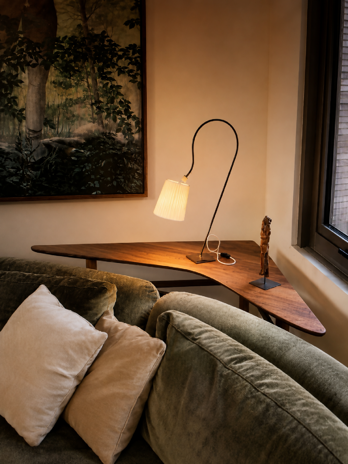 Table d’angle en bois brun, plateau rectangulaire, pieds en bois.