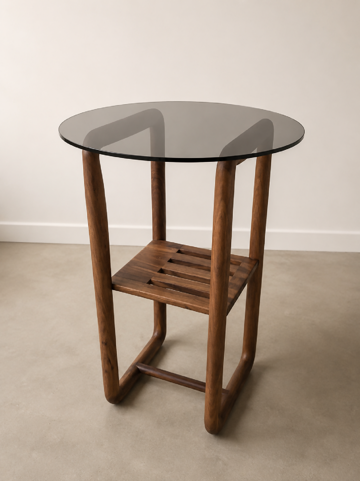 Table d’appoint ronde : plateau en verre fumé, étagère inférieure à lattes, pieds en bois.