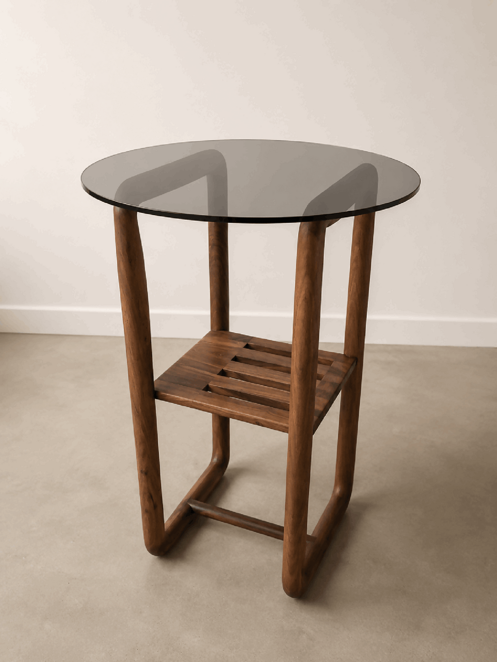 Table d’appoint ronde : plateau en verre fumé, étagère inférieure à lattes, pieds en bois.