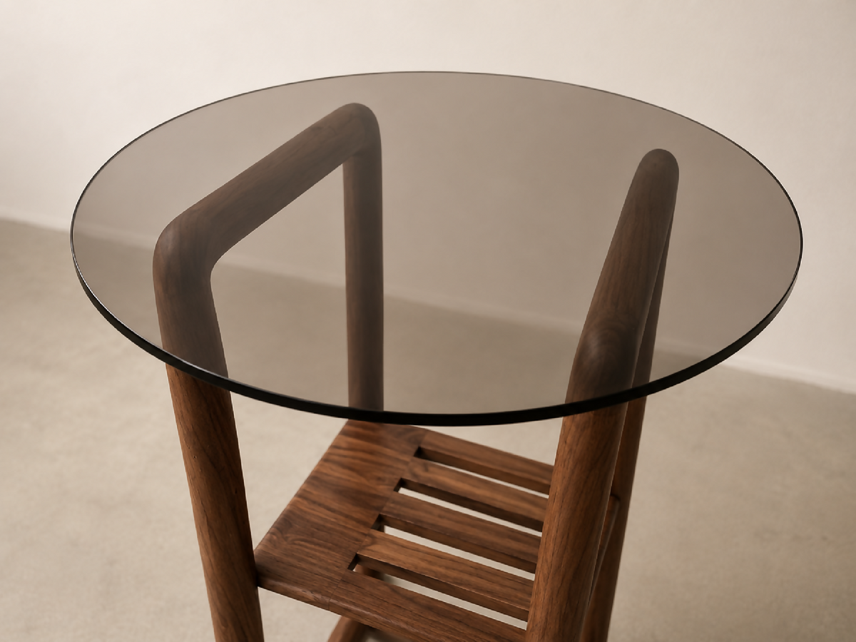 Table d’appoint ronde, plateau en verre fumé et structure en bois avec étagère à lattes.