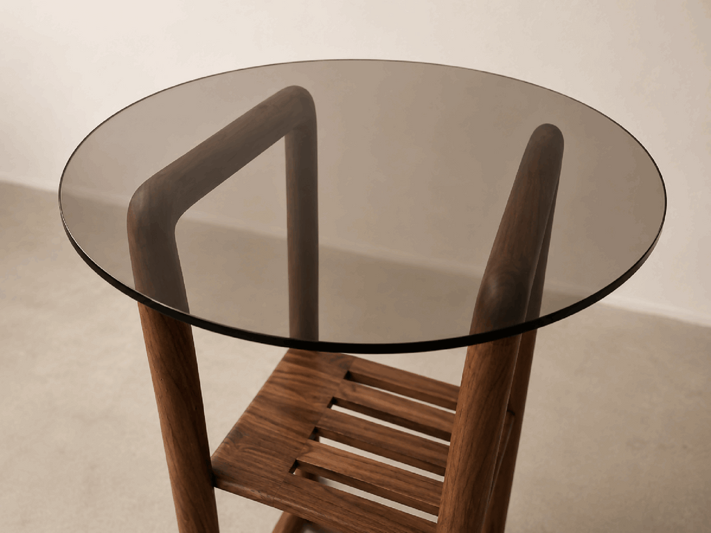 Table d’appoint ronde, plateau en verre fumé et structure en bois avec étagère à lattes.